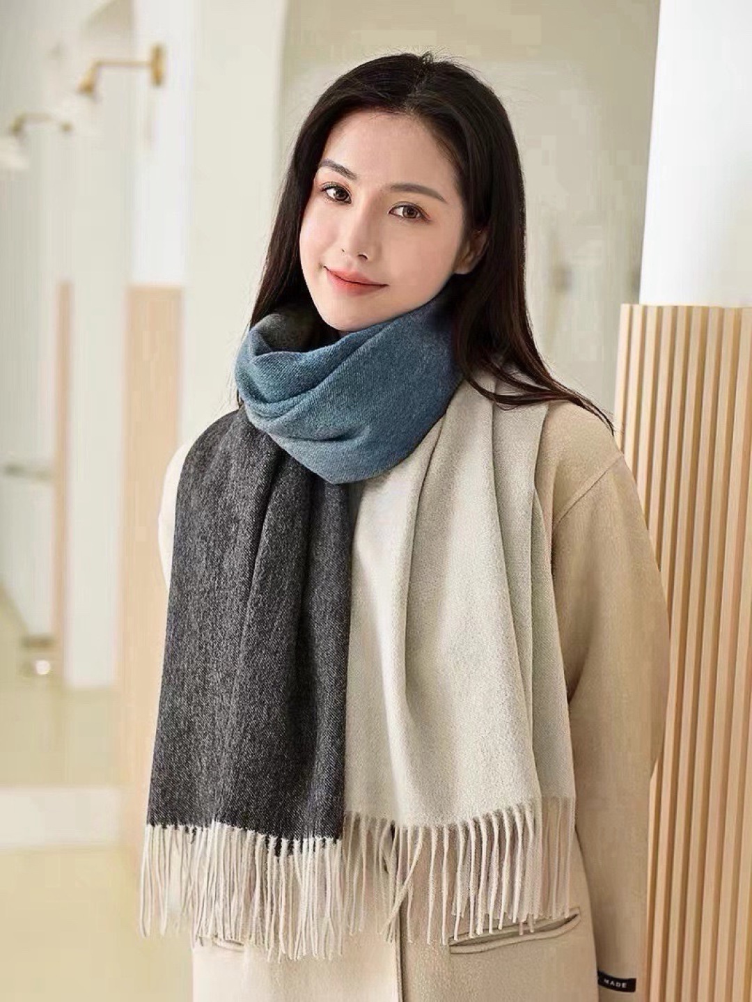 ✨✨太美了😍 爱马仕 情侣款 美到要尖叫😱专柜最新款🎊英伦欧美范儿「多色渐变」又是一款即时尚又实用的大围巾&长巾，🎆撞色