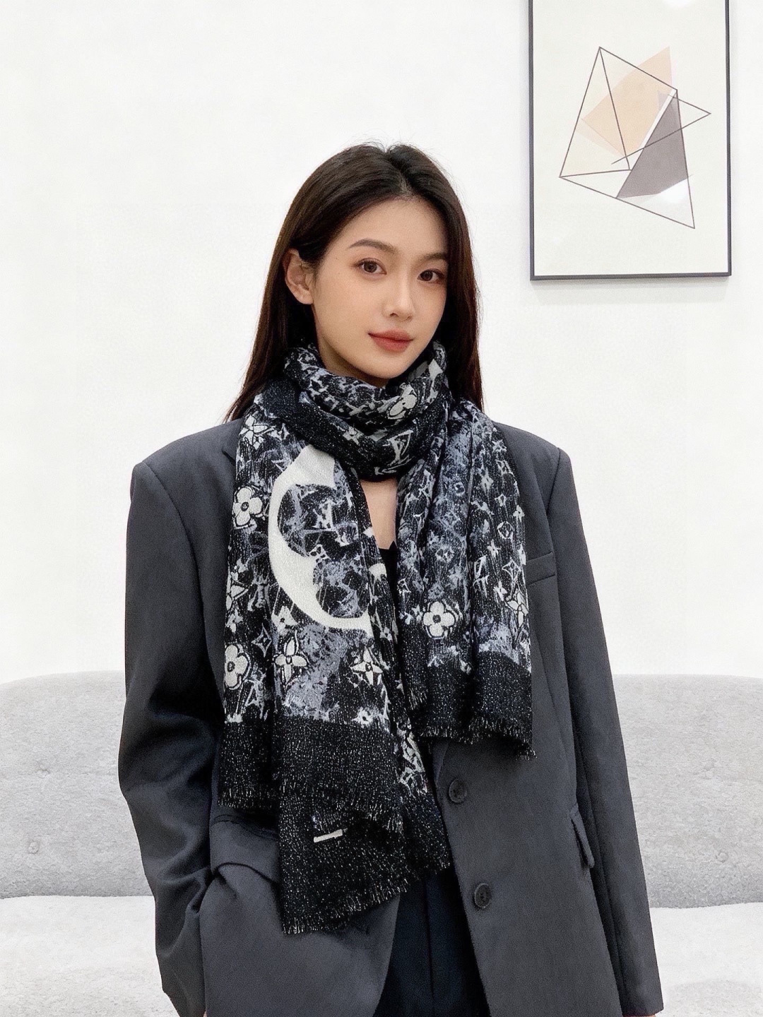 会发光发亮的围巾银丝羊绒长巾✨专柜同步‼️真心赞‼️驴家【L字母与花纹长巾】路易威登经典 Monogram 图案搭配彩色 会发光发亮的围巾银丝羊绒长巾✨专柜同步‼️真心赞‼️驴家【L字母与花纹长巾】路易威登经典 Monogram 图案搭配彩色