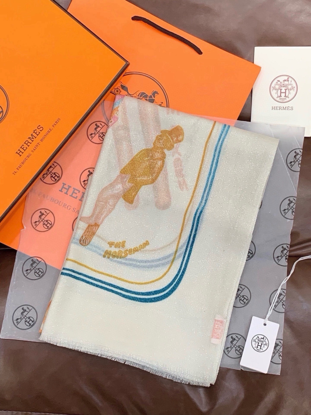 会发光发亮的围巾 新款🆕🏇🏇买了都说好看‼️推荐💕顶级工艺超值‼️爱马仕专柜爆款🎁💟立体呈现图案纹路实物档次极高👍👍特殊 会发光发亮的围巾 新款🆕🏇🏇买了都说好看‼️推荐💕顶级工艺超值‼️爱马仕专柜爆款🎁💟立体呈现图案纹路实物档次极高👍👍特殊