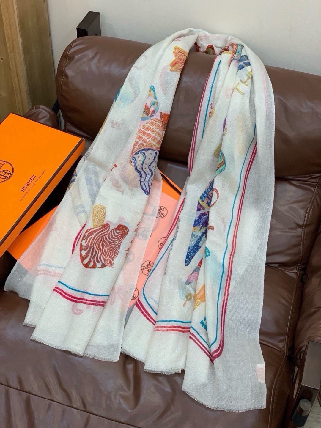 会发光发亮的围巾 新款🆕🏇🏇买了都说好看‼️推荐💕顶级工艺超值‼️爱马仕专柜爆款🎁💟立体呈现图案纹路实物档次极高👍👍特殊