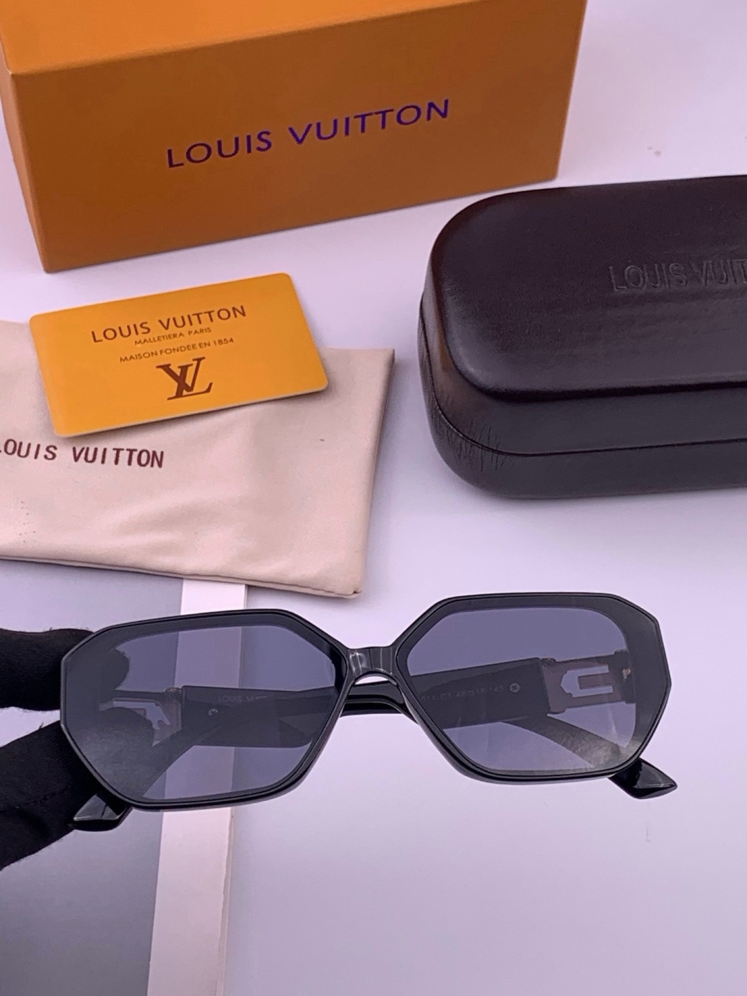 🆕   LV 新款女士方框太阳眼镜 开车墨镜 新款太阳镜  时尚大方 舒适轻盈 精致奢华 超轻 型号：L17001