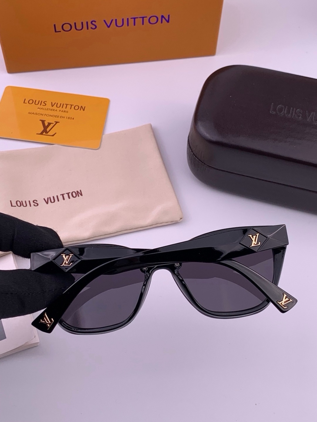 🆕   LV 太阳镜潮品官网模特同款 [玫瑰][玫瑰]四叶草🍀精致个性设计简约时尚 高品质值得拥有绝对潮爆整个夏季 新款