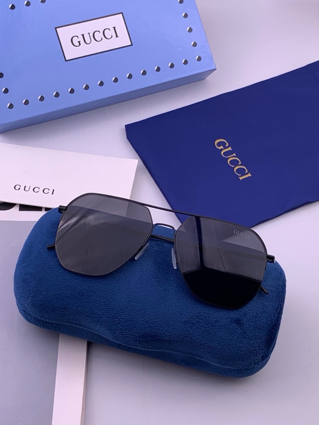 🆕         GUCCI 男款炫彩飞行员偏光太阳镜 ❤️材质：高清尼龙加厚卡槽高清偏光镜片 🌹无边框镜架💕颜👍型号