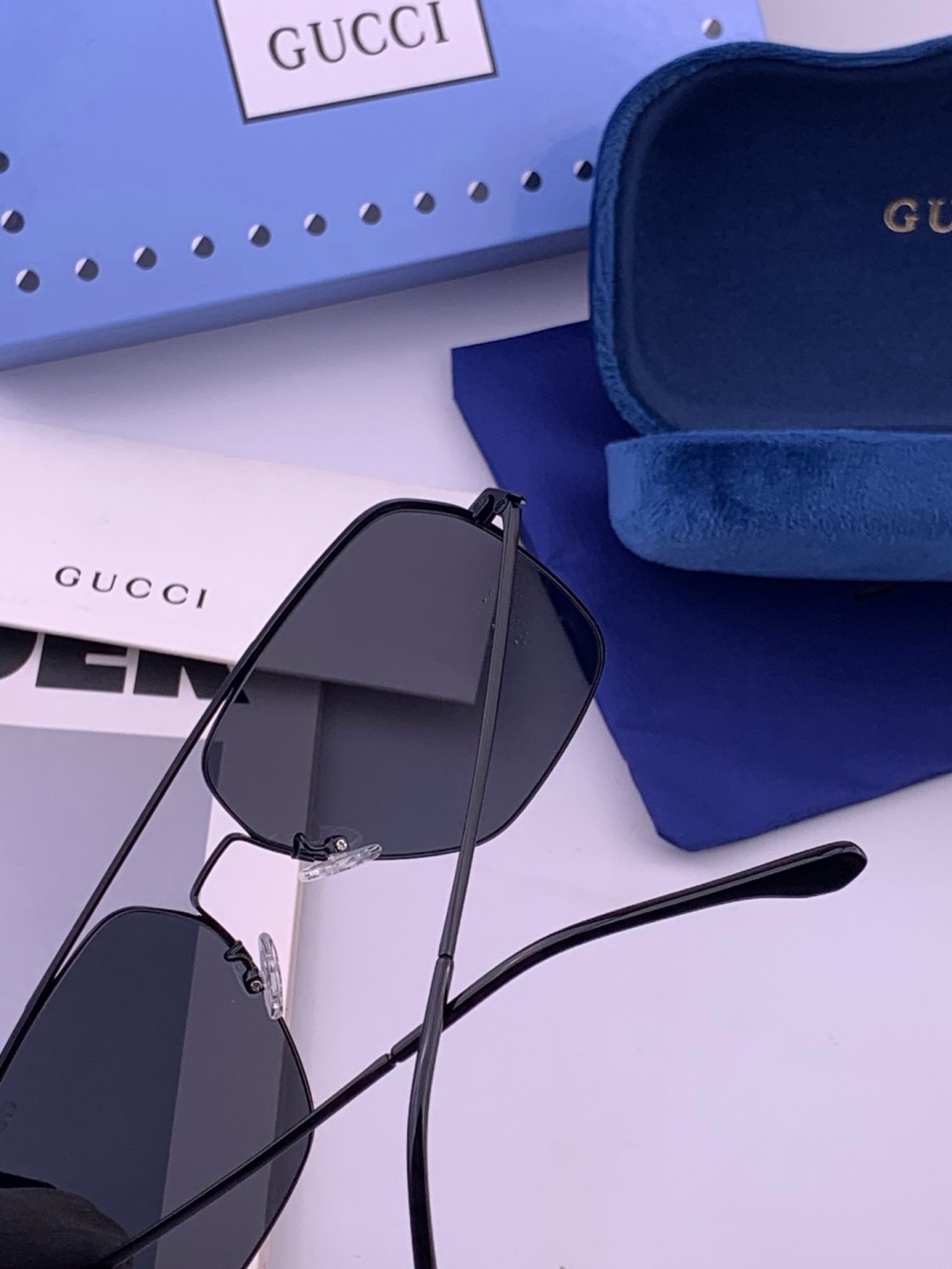 🆕        GUCCI 男款炫彩飞行员偏光太阳镜 ❤️材质：高清尼龙加厚卡槽高清偏光镜片 🌹无边框镜架💕颜👍型号：