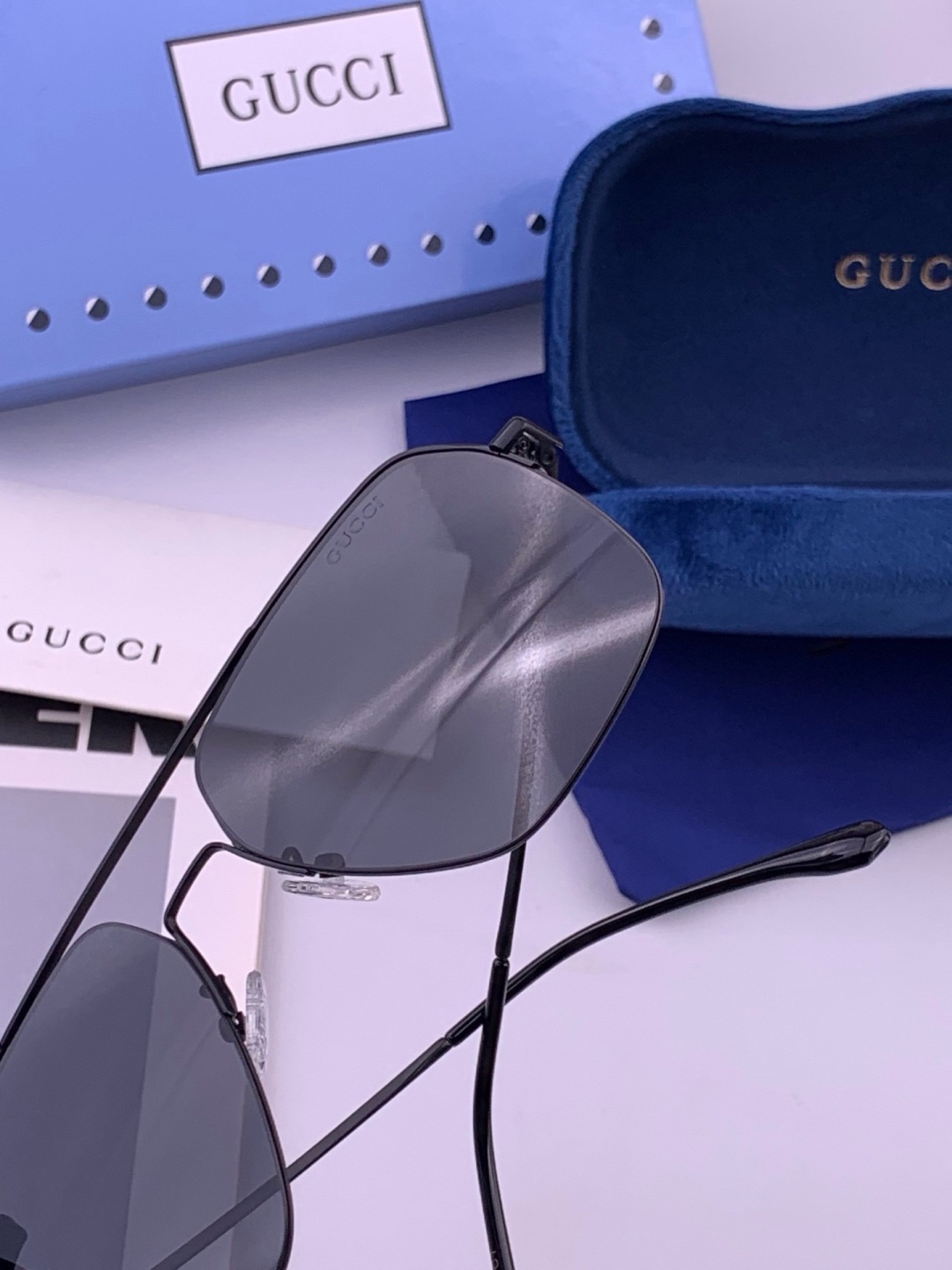 🆕        GUCCI 男款炫彩飞行员偏光太阳镜 ❤️材质：高清尼龙加厚卡槽高清偏光镜片 🌹无边框镜架💕颜👍型号：
