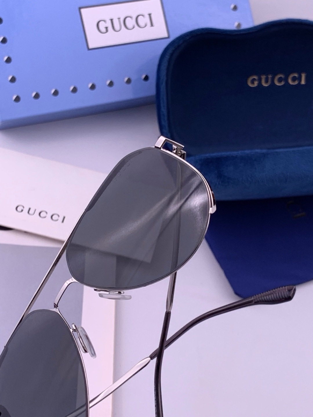 🆕         GUCCI 男款炫彩飞行员偏光太阳镜 ❤️材质：高清尼龙加厚卡槽高清偏光镜片 🌹无边框镜架💕颜👍型号