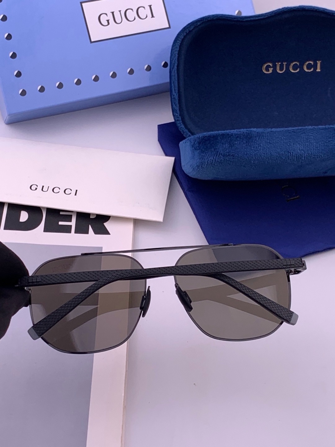 🆕        GUCCI 男款炫彩飞行员偏光太阳镜 ❤️材质：高清尼龙加厚卡槽高清偏光镜片 🌹无边框镜架💕颜👍型号：