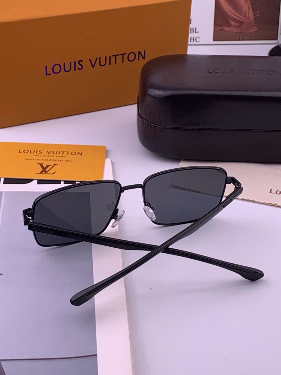 🆕       LV 男款炫彩飞行员偏光太阳镜 ❤️材质：高清尼龙加厚卡槽高清偏光镜片 🌹无边框镜架💕颜👍型号：L189