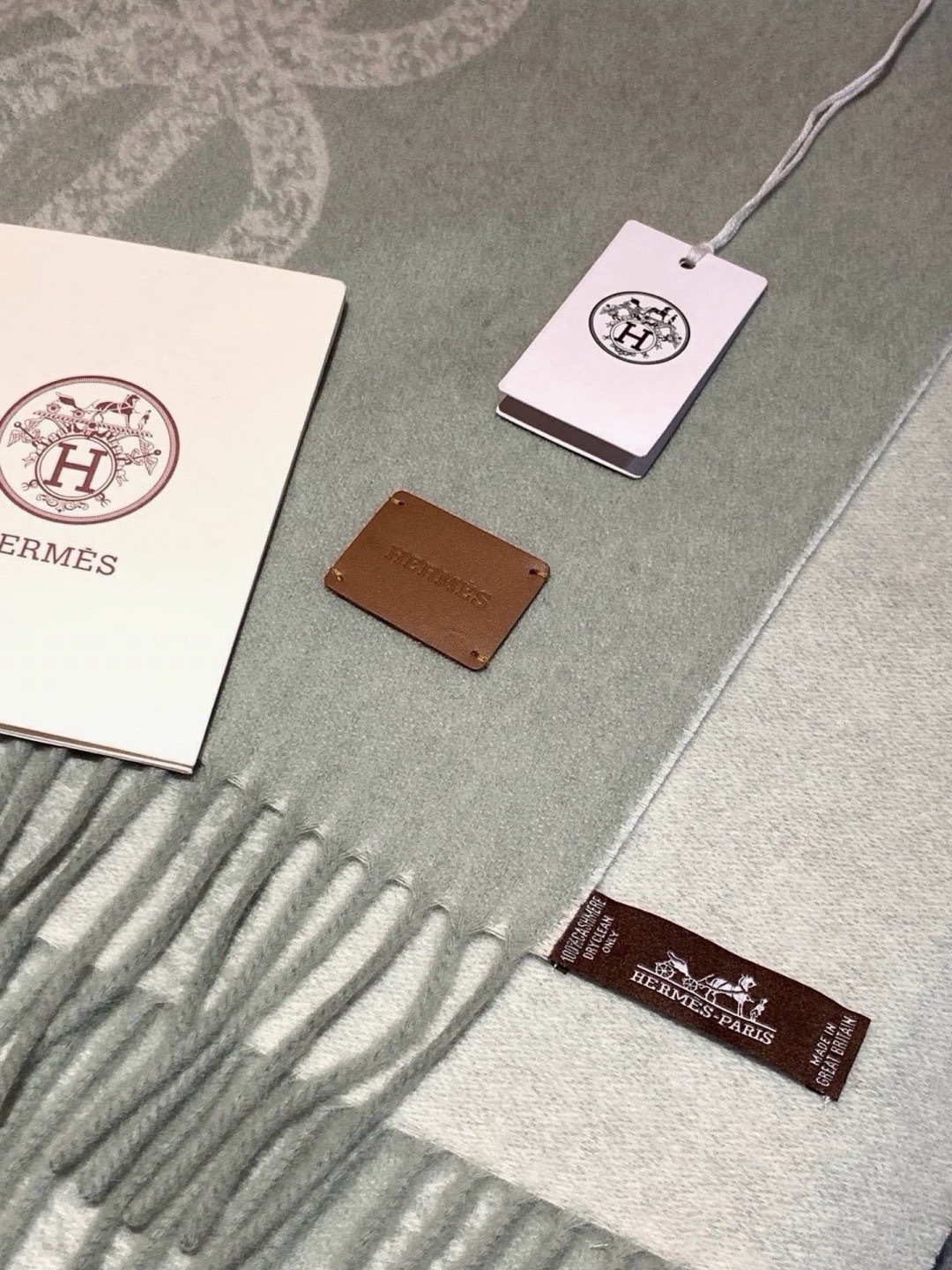 🆕   爱马仕👍巴黎时装展商务男士女士羊绒围巾🔥代工厂臻选上乘的超细羊绒纤维 进行纯手工精梳处理 耗时耗力 再以清泉水浸