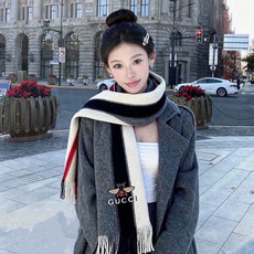 🆕 男女同款,百分百纯羊绒 Gucci 高端羊绒针织围巾!】可正式,可随意,非常Classical的设计。这款织法比 🆕 男女同款,百分百纯羊绒 Gucci 高端羊绒针织围巾!】可正式,可随意,非常Classical的设计。这款织法比