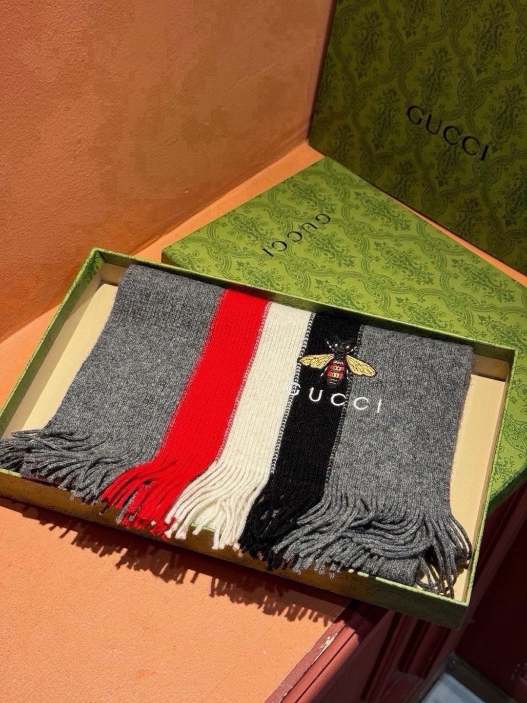 🆕 男女同款,百分百纯羊绒 Gucci 高端羊绒针织围巾!】可正式,可随意,非常Classical的设计。这款织法比 🆕 男女同款,百分百纯羊绒 Gucci 高端羊绒针织围巾!】可正式,可随意,非常Classical的设计。这款织法比