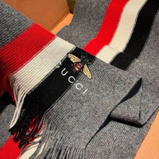 🆕 男女同款,百分百纯羊绒 Gucci 高端羊绒针织围巾!】可正式,可随意,非常Classical的设计。这款织法比 🆕 男女同款,百分百纯羊绒 Gucci 高端羊绒针织围巾!】可正式,可随意,非常Classical的设计。这款织法比