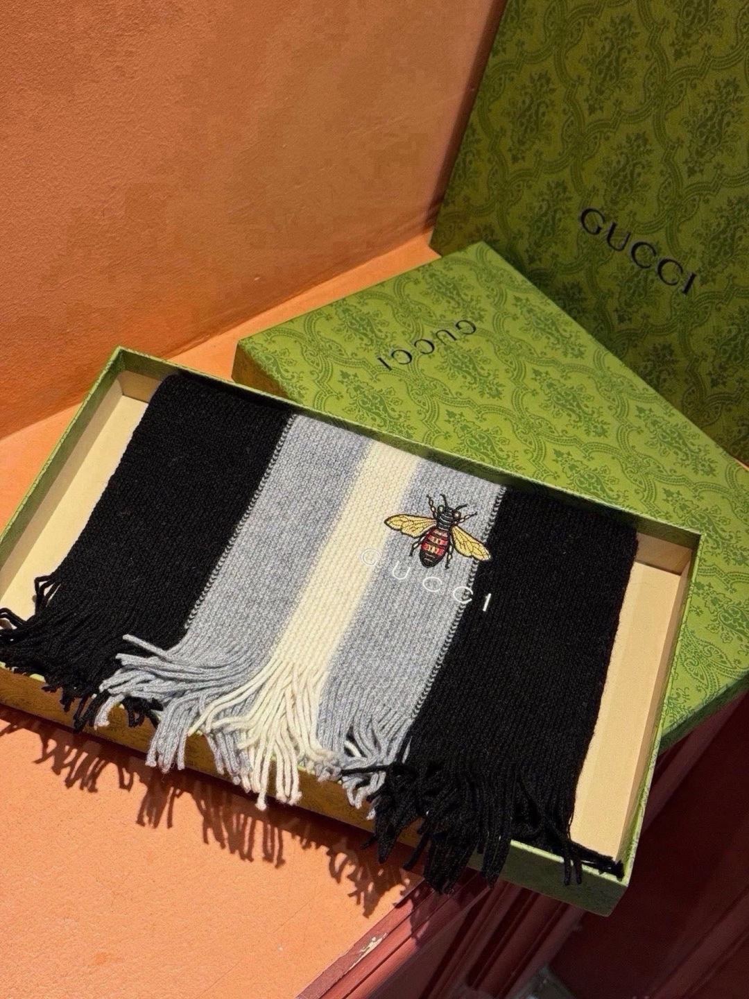 🆕   男女同款，百分百纯羊绒 Gucci 高端羊绒针织围巾！】可正式，可随意，非常Classical的设计。这款织法比
