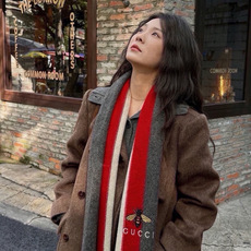 🆕 男女同款,百分百纯羊绒 Gucci 高端羊绒针织围巾!】可正式,可随意,非常Classical的设计。这款织法比 🆕 男女同款,百分百纯羊绒 Gucci 高端羊绒针织围巾!】可正式,可随意,非常Classical的设计。这款织法比