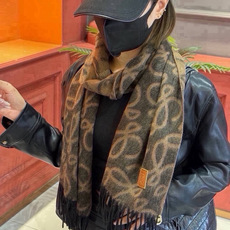 🆕 炒鸡火爆💫抢疯了👑罗意威【LW老花双面长巾】很幸运拿到這个品牌的东西,真的不多见,很少在国內做订单,款式真的少的 🆕 炒鸡火爆💫抢疯了👑罗意威【LW老花双面长巾】很幸运拿到這个品牌的东西,真的不多见,很少在国內做订单,款式真的少的