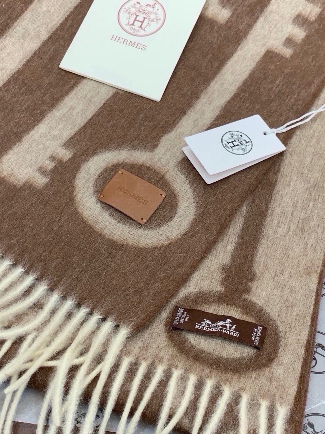 🆕  🆕上新爱马仕钥匙男女款 这款围巾且买且珍惜😍~都是出口订单所以比较难遇❤️东西讲究少而精😍好看的一定要收😎这款H家