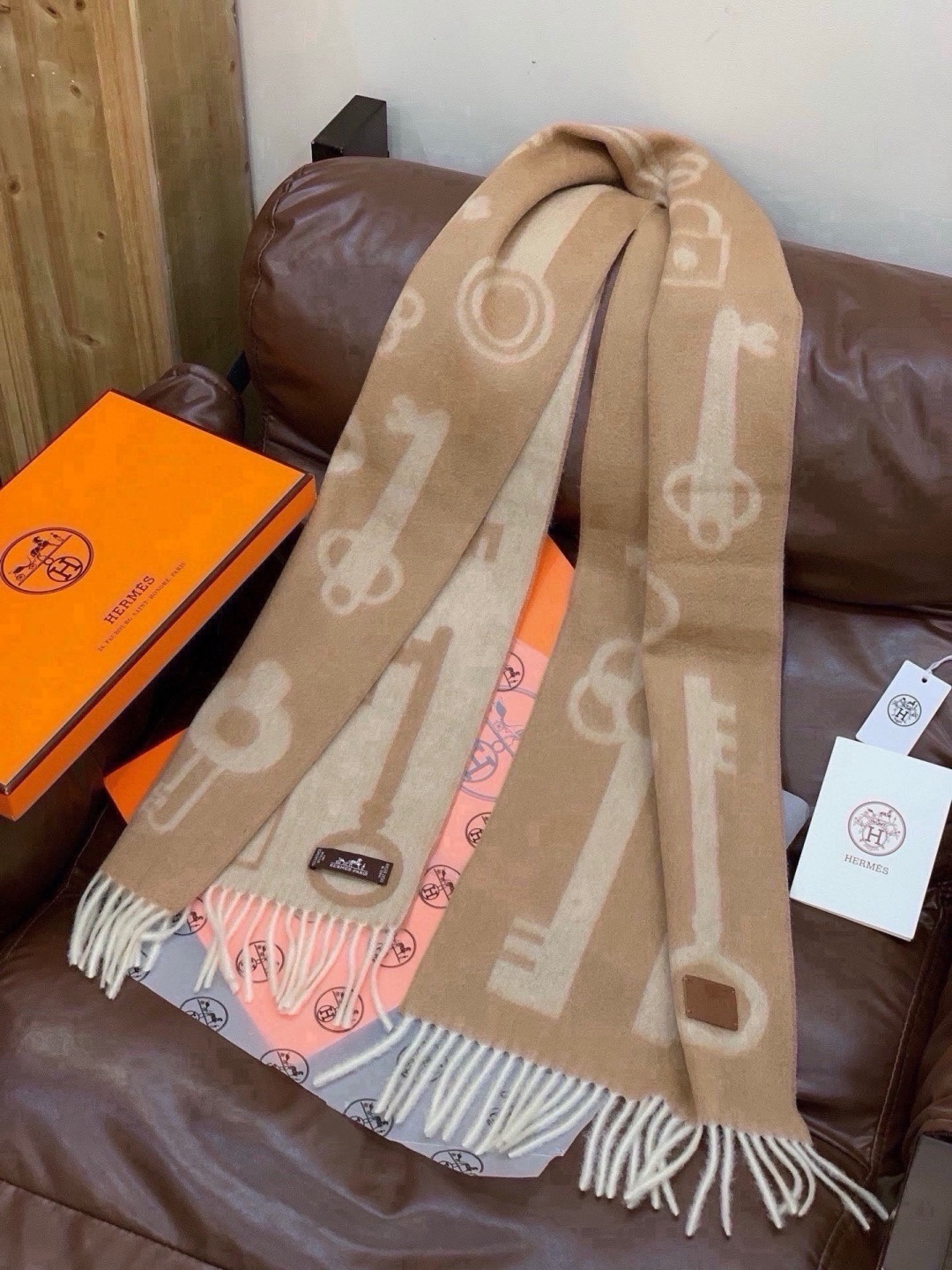 🆕  🆕上新爱马仕钥匙男女款 这款围巾且买且珍惜😍~都是出口订单所以比较难遇❤️东西讲究少而精😍好看的一定要收😎这款H家