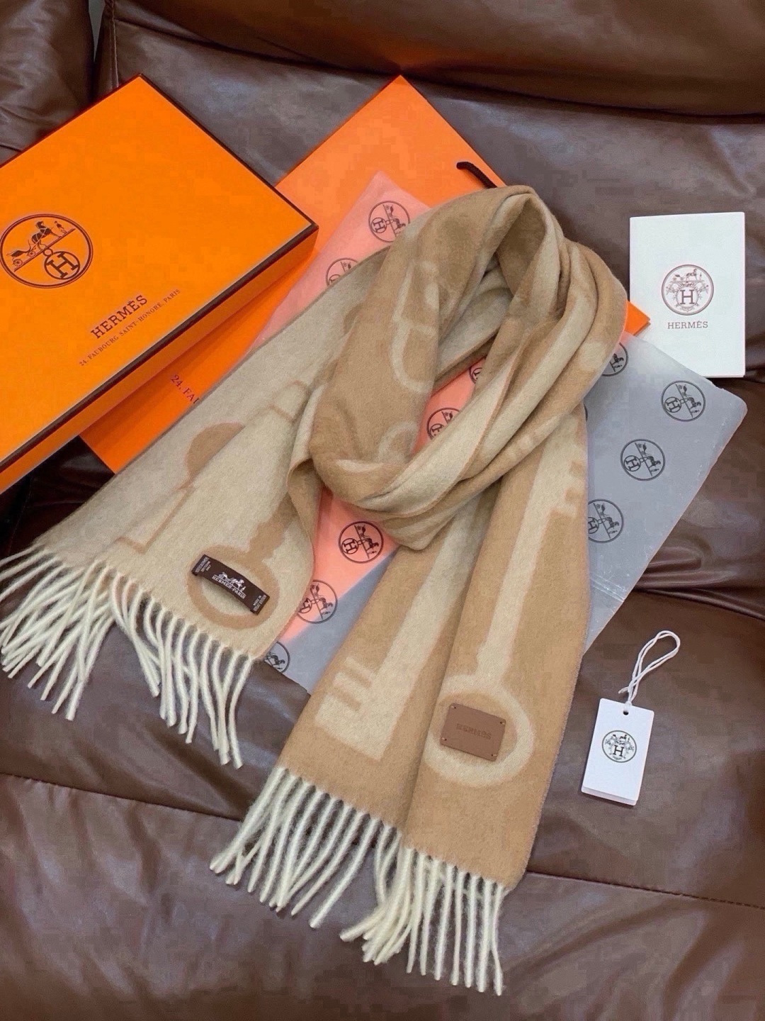 🆕  🆕上新爱马仕钥匙男女款 这款围巾且买且珍惜😍~都是出口订单所以比较难遇❤️东西讲究少而精😍好看的一定要收😎这款H家