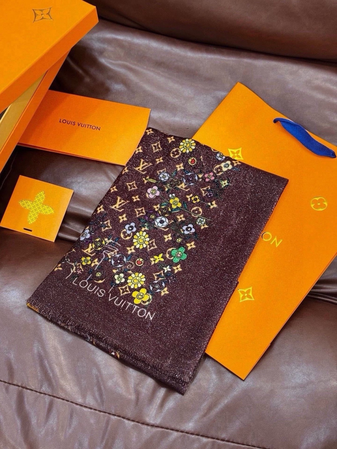 🆕   会发光发亮的围巾新品🌈上新 专柜同步材质 LV x TM Monogram Su🆕 Perflat Flower