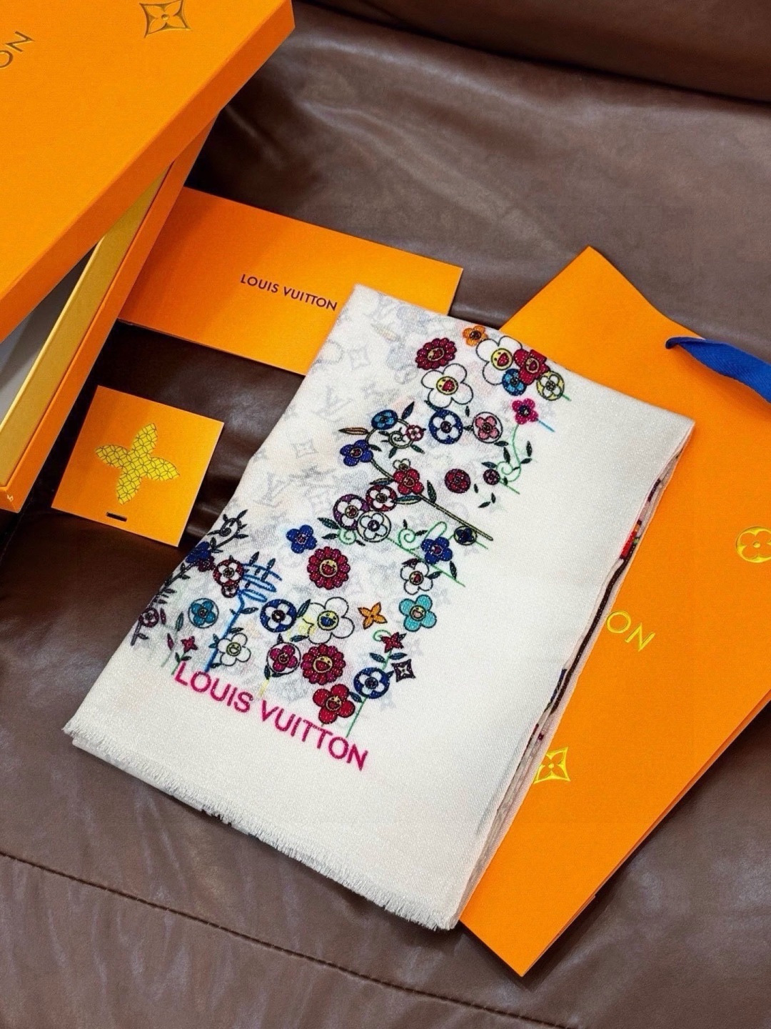 🆕   会发光发亮的围巾新品🌈上新 专柜同步材质 LV x TM Monogram Su🆕 Perflat Flower