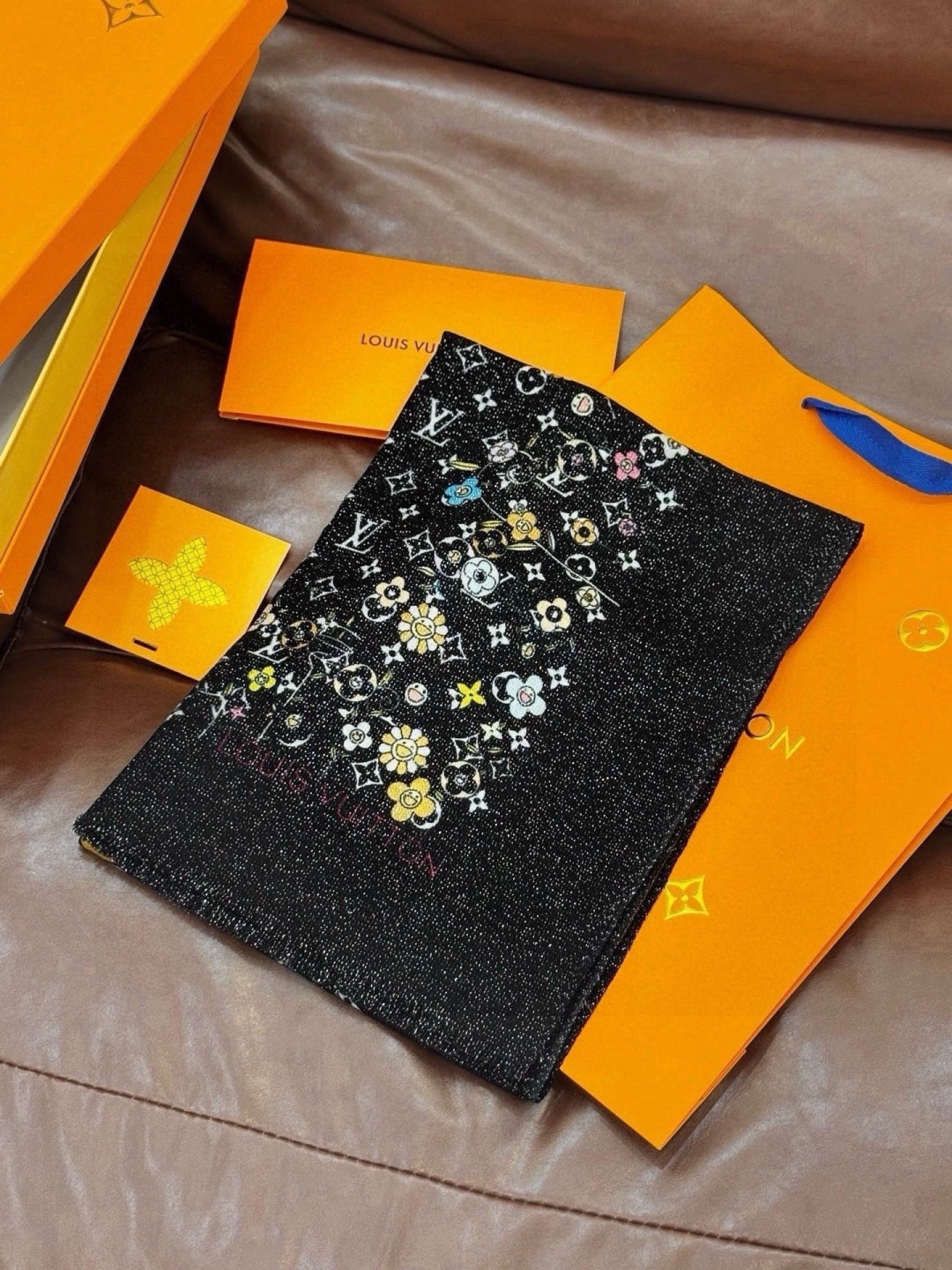 🆕   会发光发亮的围巾新品🌈上新 专柜同步材质 LV x TM Monogram Su🆕 Perflat Flower