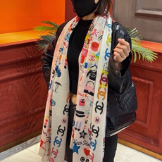 🆕 会发光发亮的围巾 高级成衣系列~Chanel 此系列谱写一曲自由轻灵的赞歌 本系列作品创新演绎品牌的风格符号 🆕 会发光发亮的围巾 高级成衣系列~Chanel 此系列谱写一曲自由轻灵的赞歌 本系列作品创新演绎品牌的风格符号