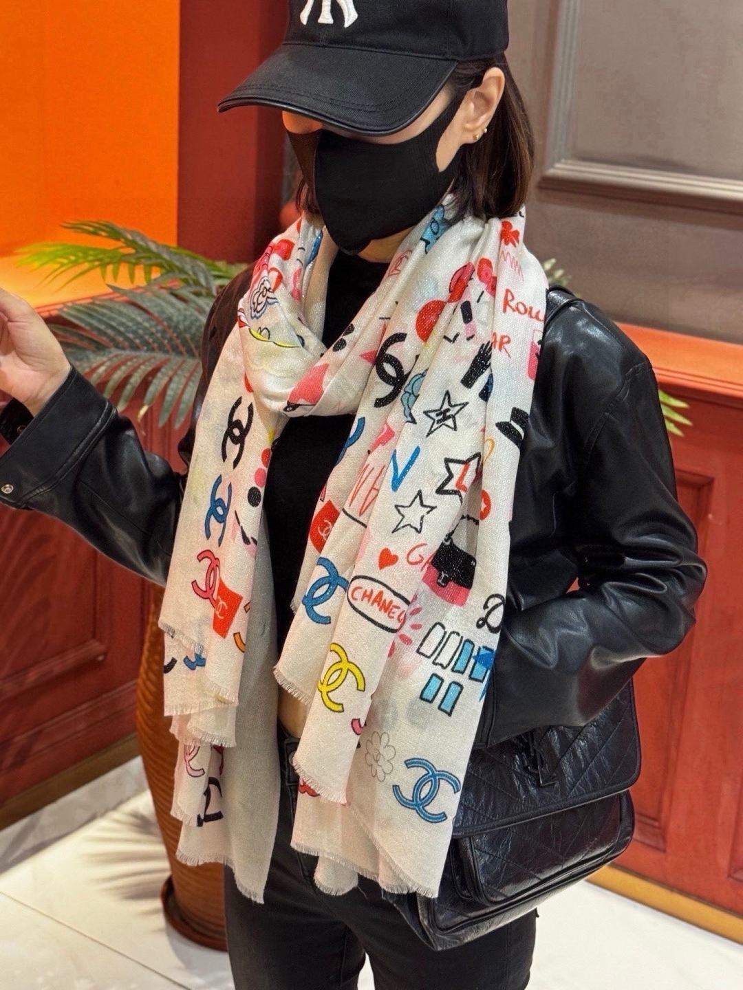 🆕   会发光发亮的围巾 高级成衣系列～Chanel  此系列谱写一曲自由轻灵的赞歌 本系列作品创新演绎品牌的风格符号 