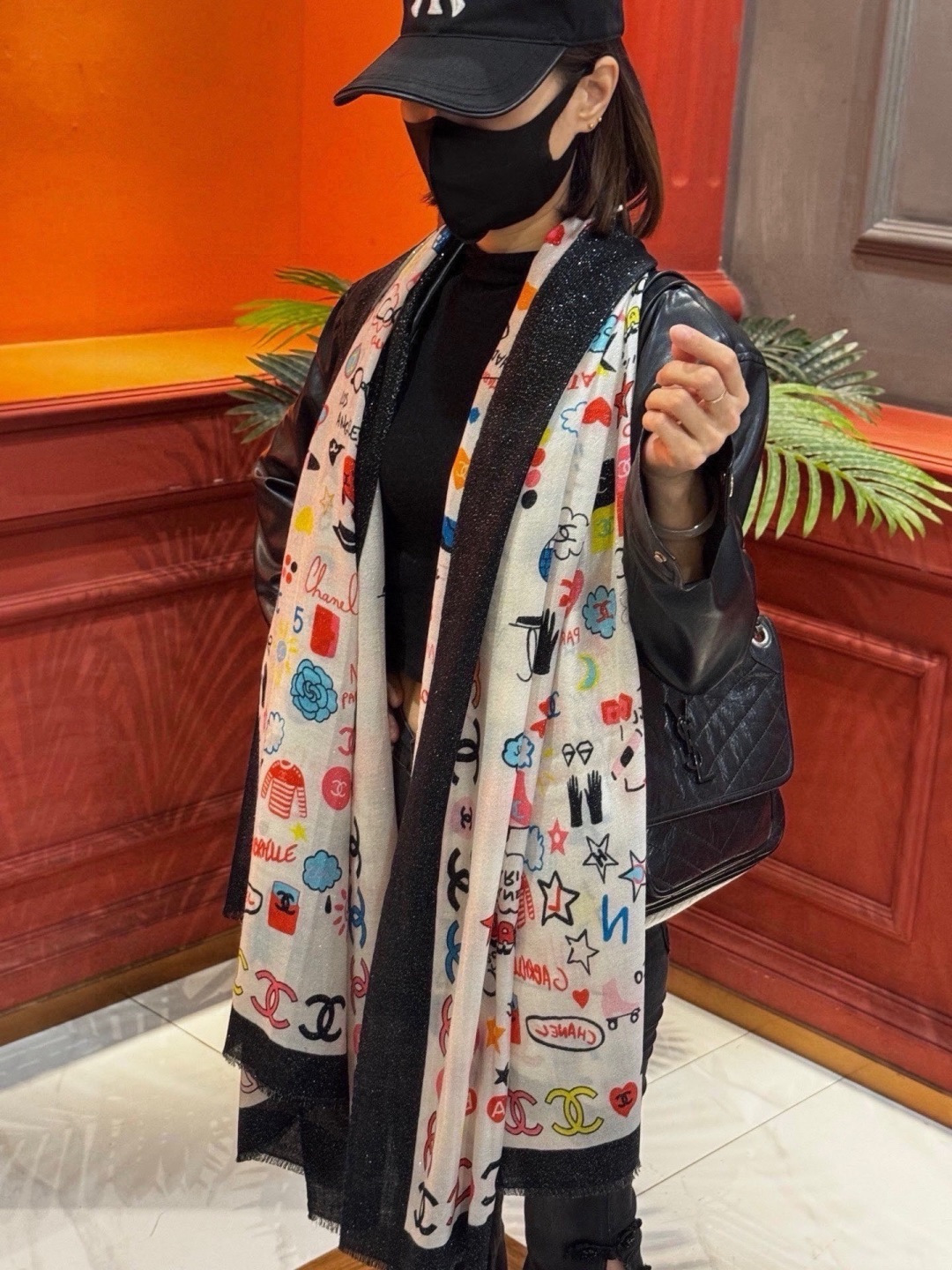 🆕   会发光发亮的围巾 高级成衣系列～Chanel  此系列谱写一曲自由轻灵的赞歌 本系列作品创新演绎品牌的风格符号 