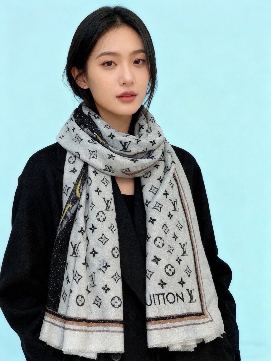 🆕  【会发光发亮的围巾】LV银丝羊绒材质❗️轻奢感十足👸 🌺专柜新款🌟面料追求造型，手感挺括，高端设计师配色均考虑上身