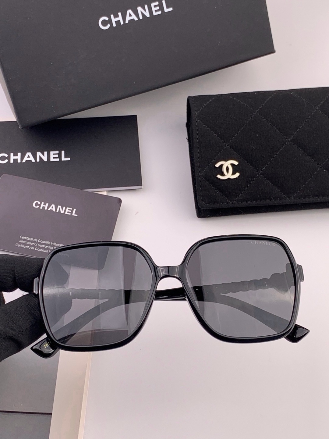 🆕   【CHANEL】香奈儿 新款潮流爆款 时尚方框太阳镜 佩戴舒适 网红潮款墨镜  女士高清加厚偏光太阳镜🕶️ 🎉高