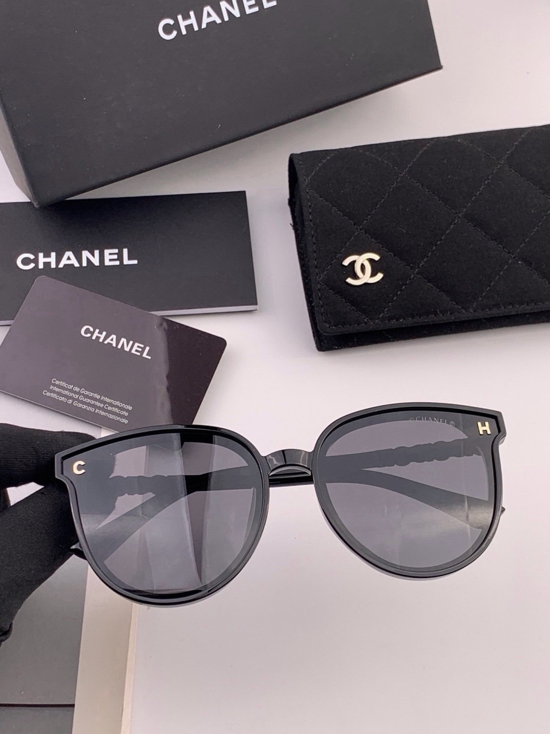 🆕 🔺CHANEL🔻官方早春新款，众多明星同款[色]香奈儿‼️‼️新款珍珠大框偏光墨镜 ，🌈🌈宝丽来超清偏光太阳镜🔝🔝型
