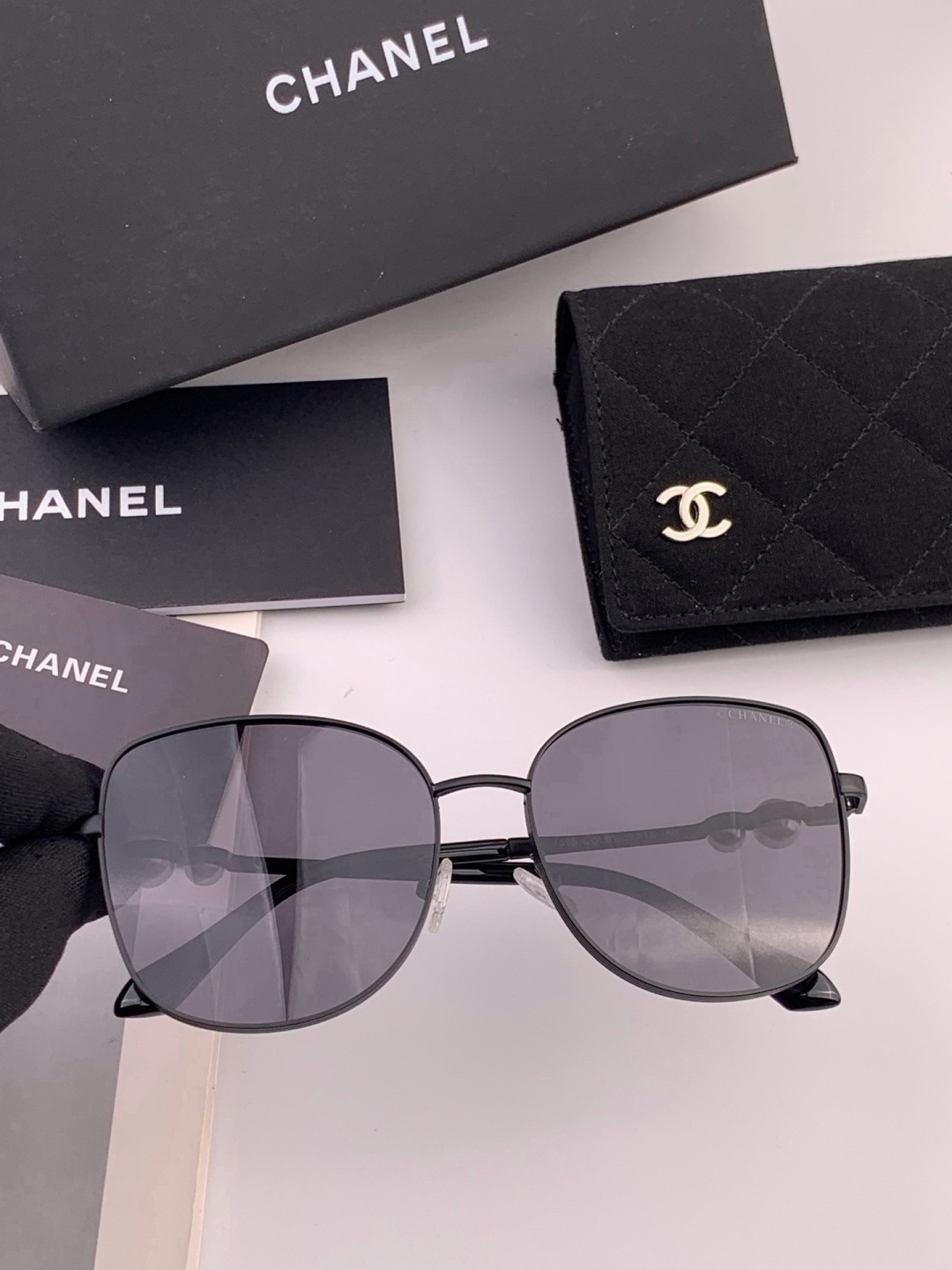🆕 🔺CHANEL🔻官方早春新款，众多明星同款[色]香奈儿‼️‼️新款珍珠大框偏光墨镜 ，🌈🌈宝丽来超清偏光太阳镜🔝🔝型