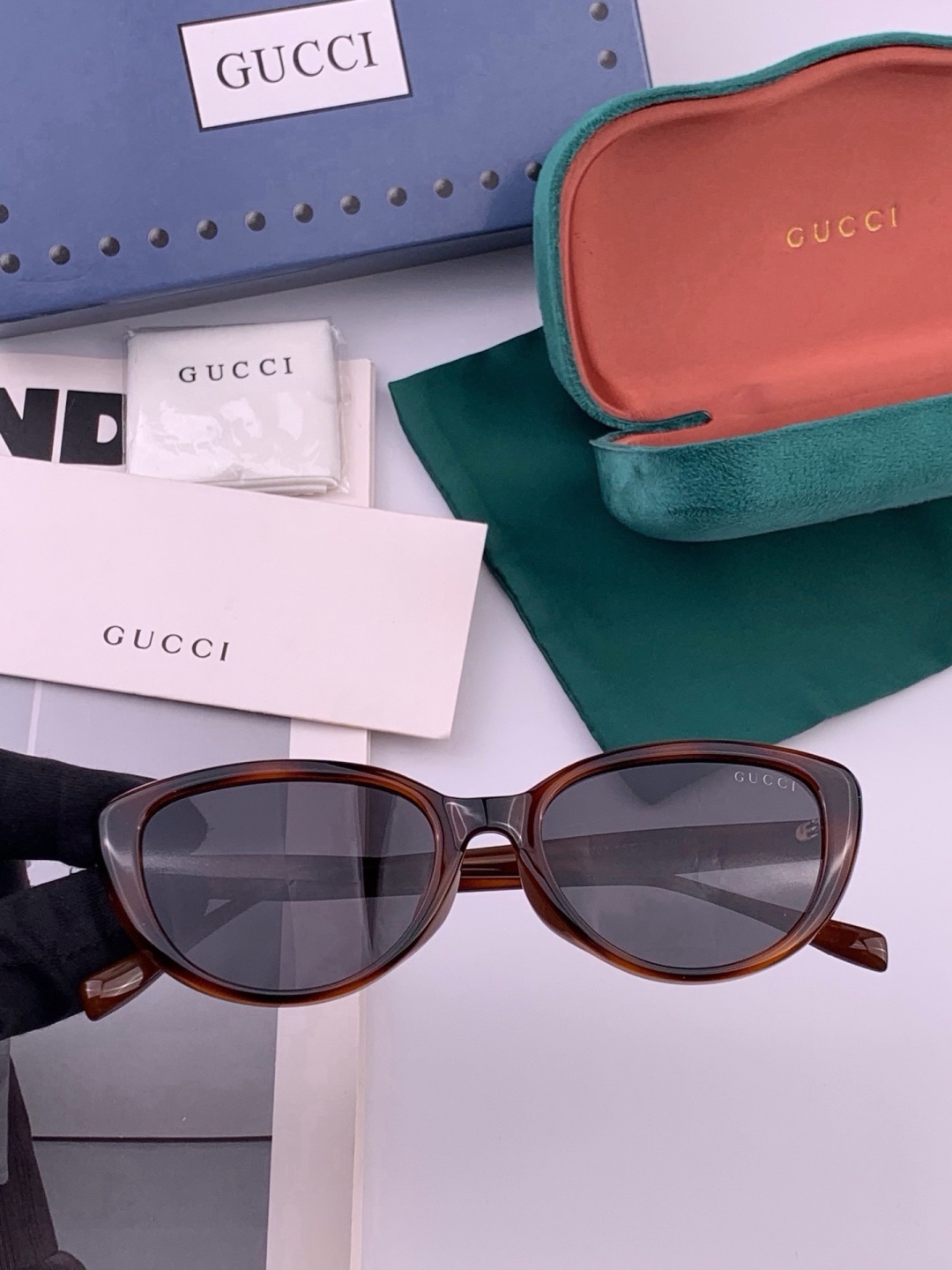🆕   GUCCI  新款偏光太眼镜，情侣款时尚方框太阳镜佩戴舒适网红潮流款墨镜，大气女人范儿，大脸小脸都好看 ！型号：