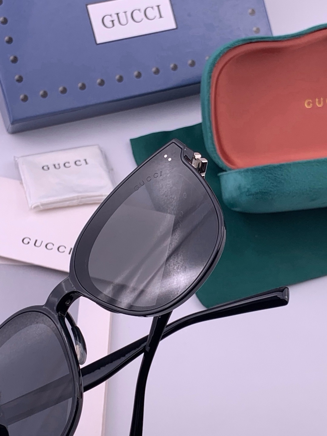 🆕   GUCCI  新款尼龙偏光太眼镜，情侣款时尚方框太阳镜佩戴舒适网红潮流款墨镜，大气女人范儿，大脸小脸都好看 ！型