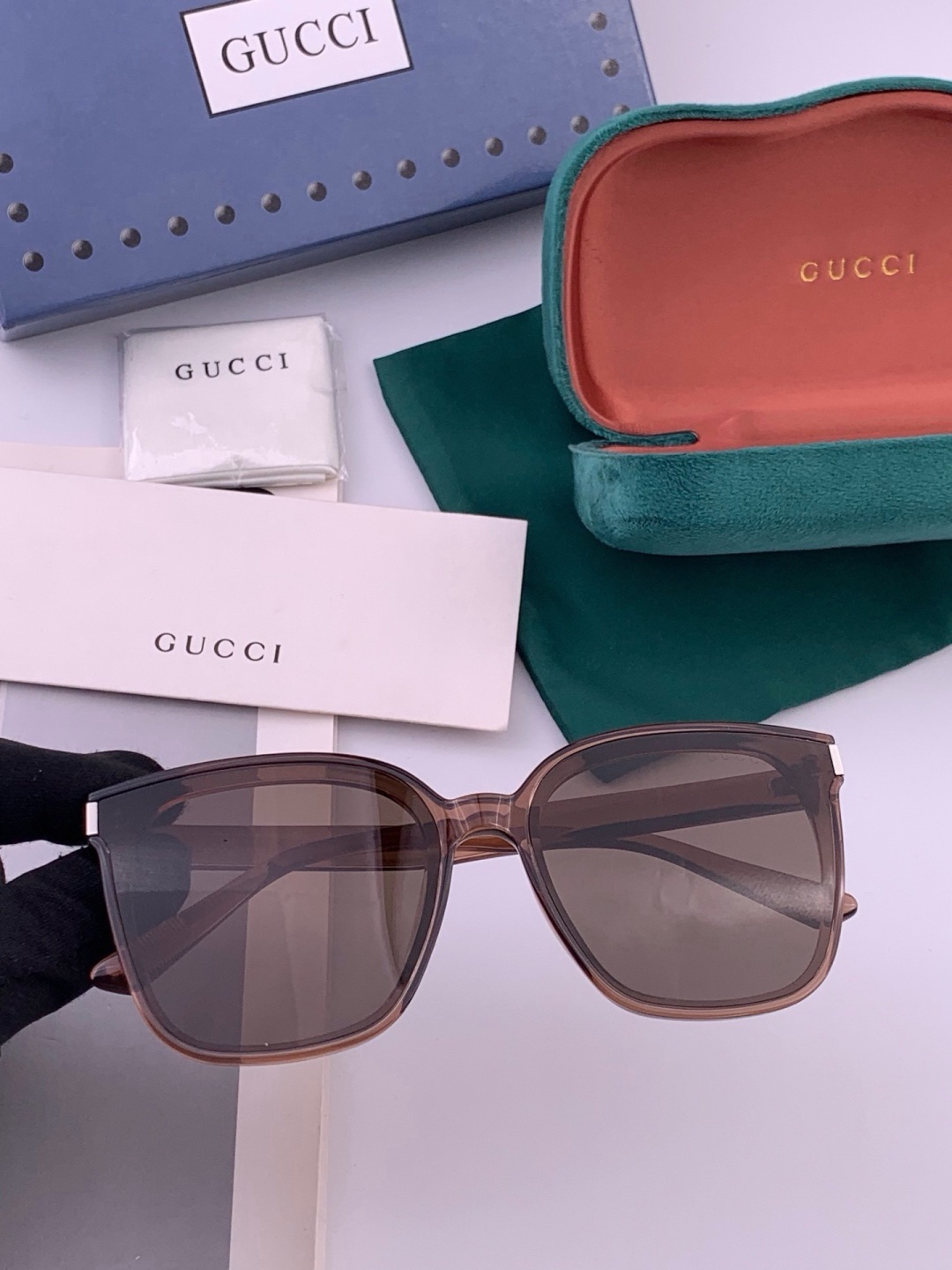 🆕   GUCCI  新款尼龙偏光太眼镜，情侣款时尚方框太阳镜佩戴舒适网红潮流款墨镜，大气女人范儿，大脸小脸都好看 ！型
