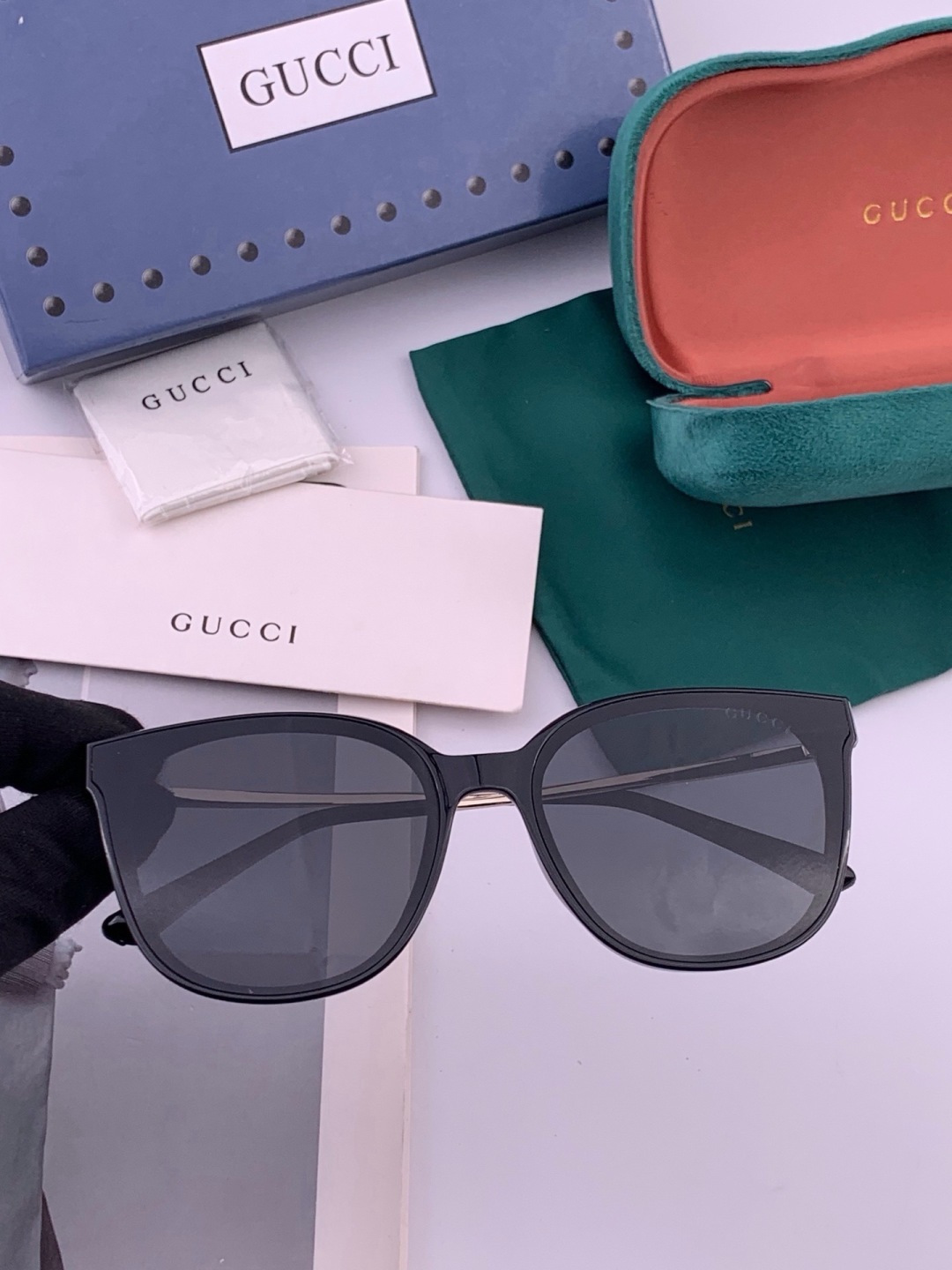 🆕   GUCCI  新款尼龙偏光太眼镜，情侣款时尚方框太阳镜佩戴舒适网红潮流款墨镜，大气女人范儿，大脸小脸都好看 ！型