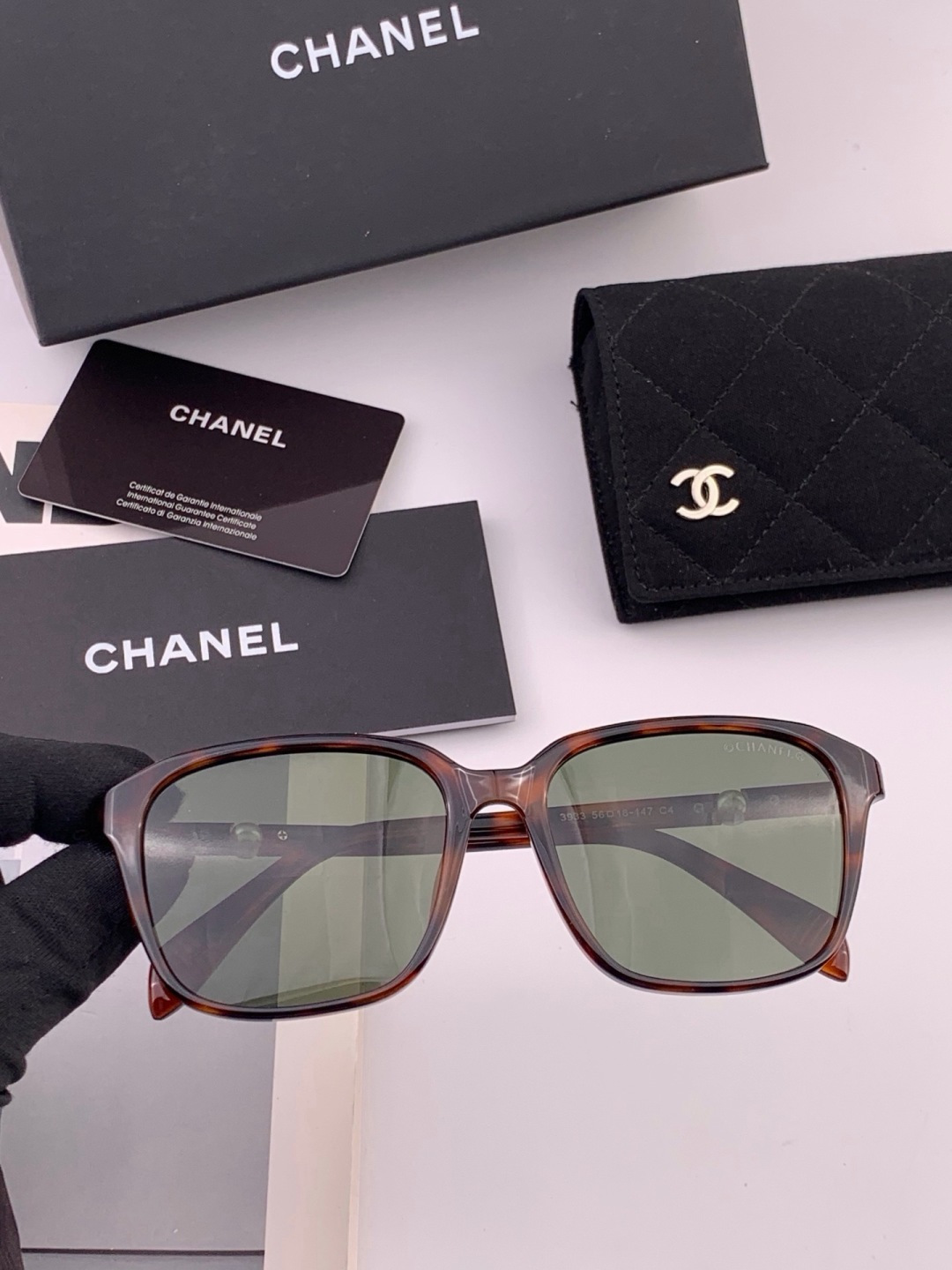 🆕  新品CHANEL 香奈儿太阳镜以独特魅力和前卫风格诠释春夏最新眼镜，以方框设计两边经典小香珍珠做点缀，中梁金属质感