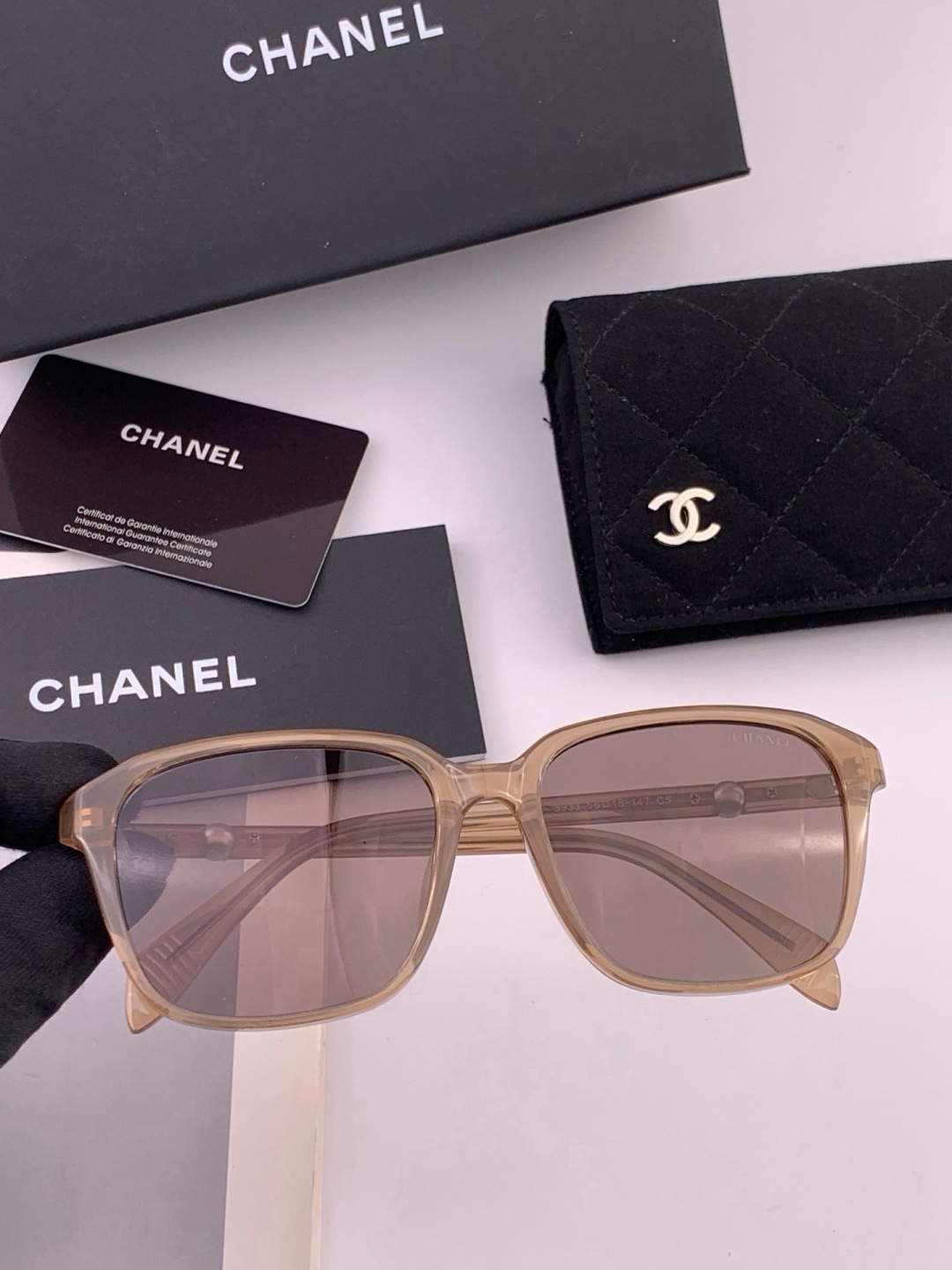 🆕  新品CHANEL 香奈儿太阳镜以独特魅力和前卫风格诠释春夏最新眼镜，以方框设计两边经典小香珍珠做点缀，中梁金属质感