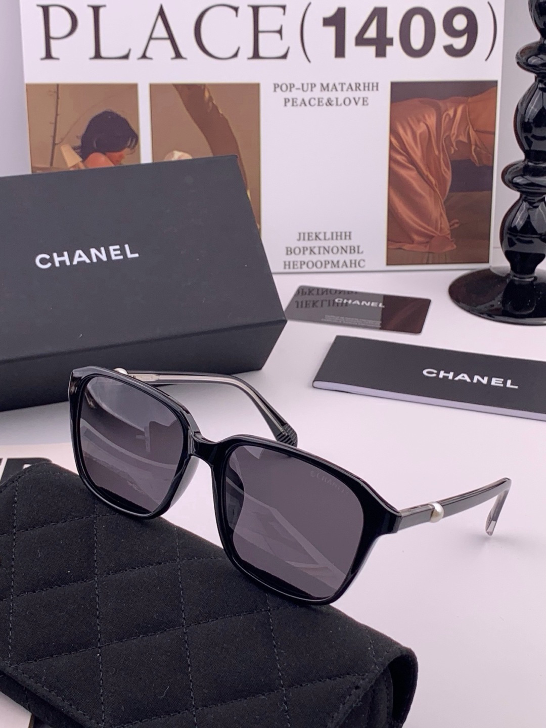 🆕  新品CHANEL 香奈儿太阳镜以独特魅力和前卫风格诠释春夏最新眼镜，以方框设计两边经典小香珍珠做点缀，中梁金属质感