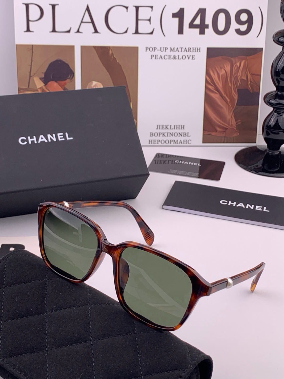 🆕  新品CHANEL 香奈儿太阳镜以独特魅力和前卫风格诠释春夏最新眼镜，以方框设计两边经典小香珍珠做点缀，中梁金属质感
