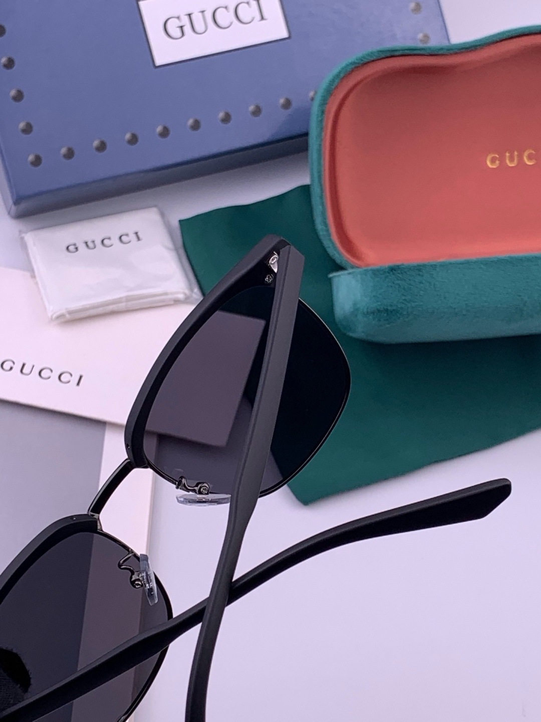 🆕 【GUCCI】新款GUCCI 时尚百搭大方框，别致半框设计 大气风格 全新清新配色，街拍气质护目太阳镜 ！型号：G3