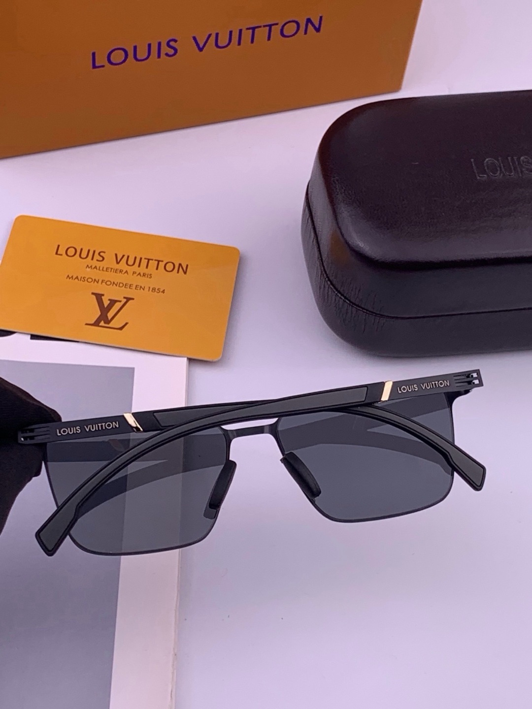 🆕 ♦️LV  新款男女情侣款太阳镜多边形墨镜i🆕 P电镀永不褪色 超轻超有弹性整幅眼镜无螺丝重要的是压不坏 高清尼龙镜