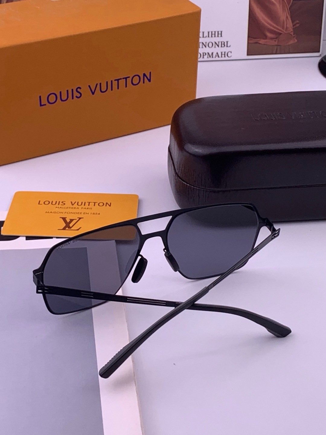 🆕 ♦️LV  新款男女情侣款太阳镜多边形墨镜i🆕 P电镀永不褪色 超轻超有弹性整幅眼镜无螺丝重要的是压不坏 高清尼龙镜