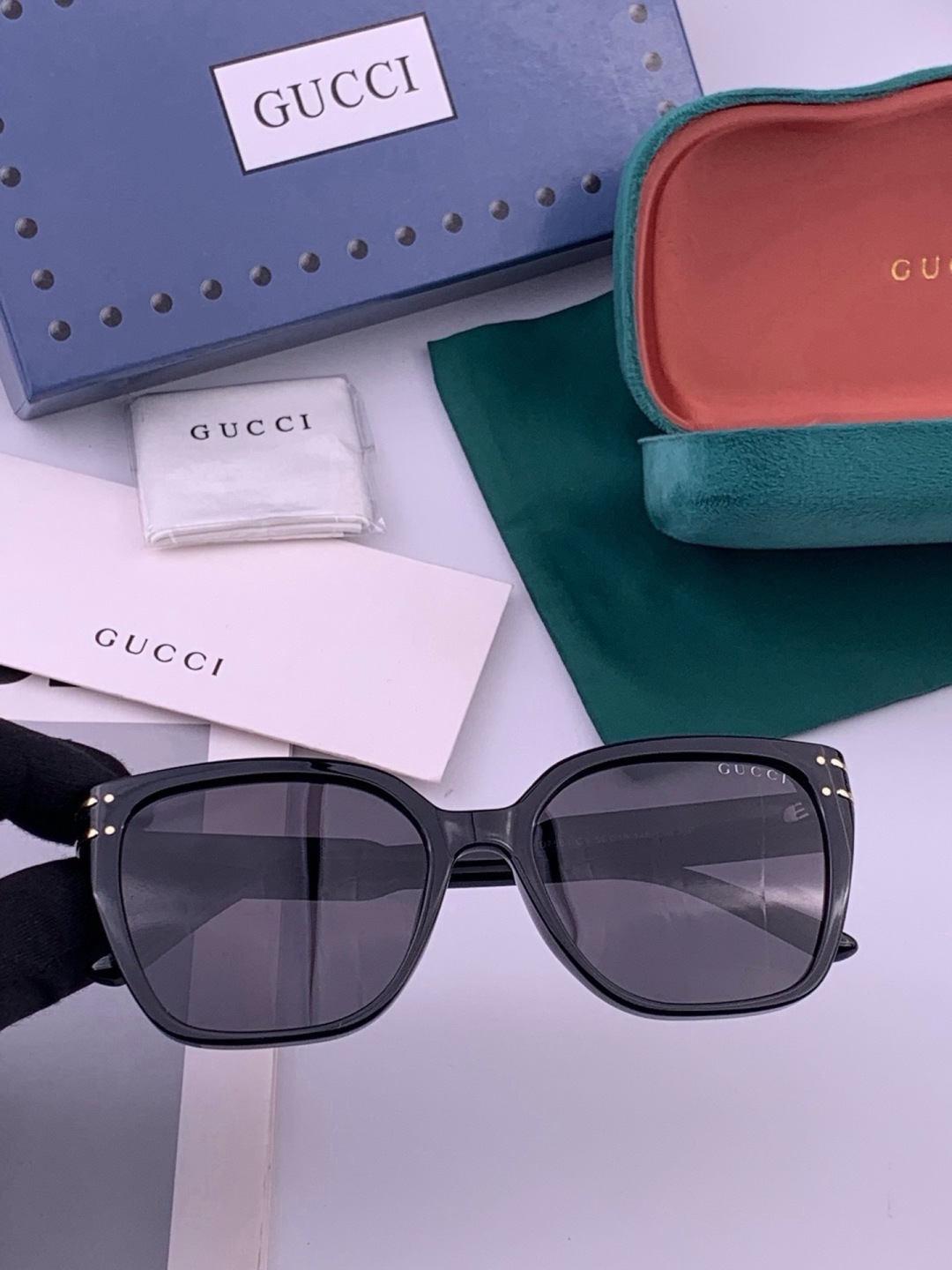 Gucci   情侣款 经典的方框设计，不挑脸型，无论搭配大衣还是连衣裙都非常显气质高清偏光镜片预防紫外线 型号：G07