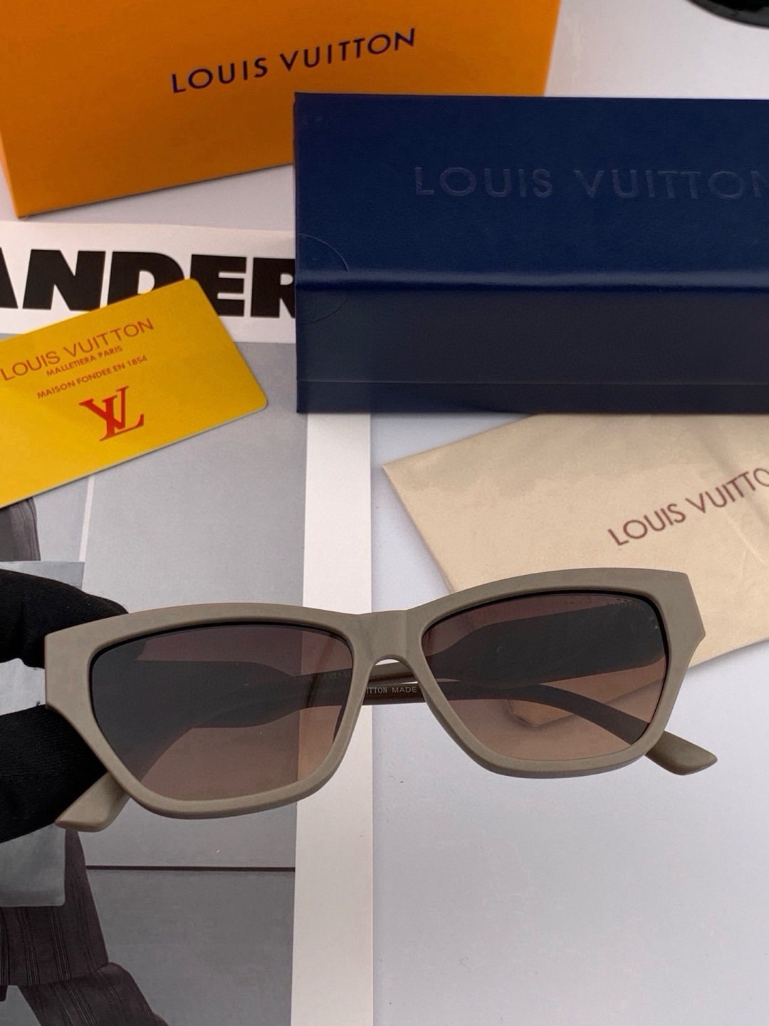 LV 开春新款  潮流爆款 时尚方框太阳镜 高品质 佩戴舒适 网红潮款墨镜 型号L6220