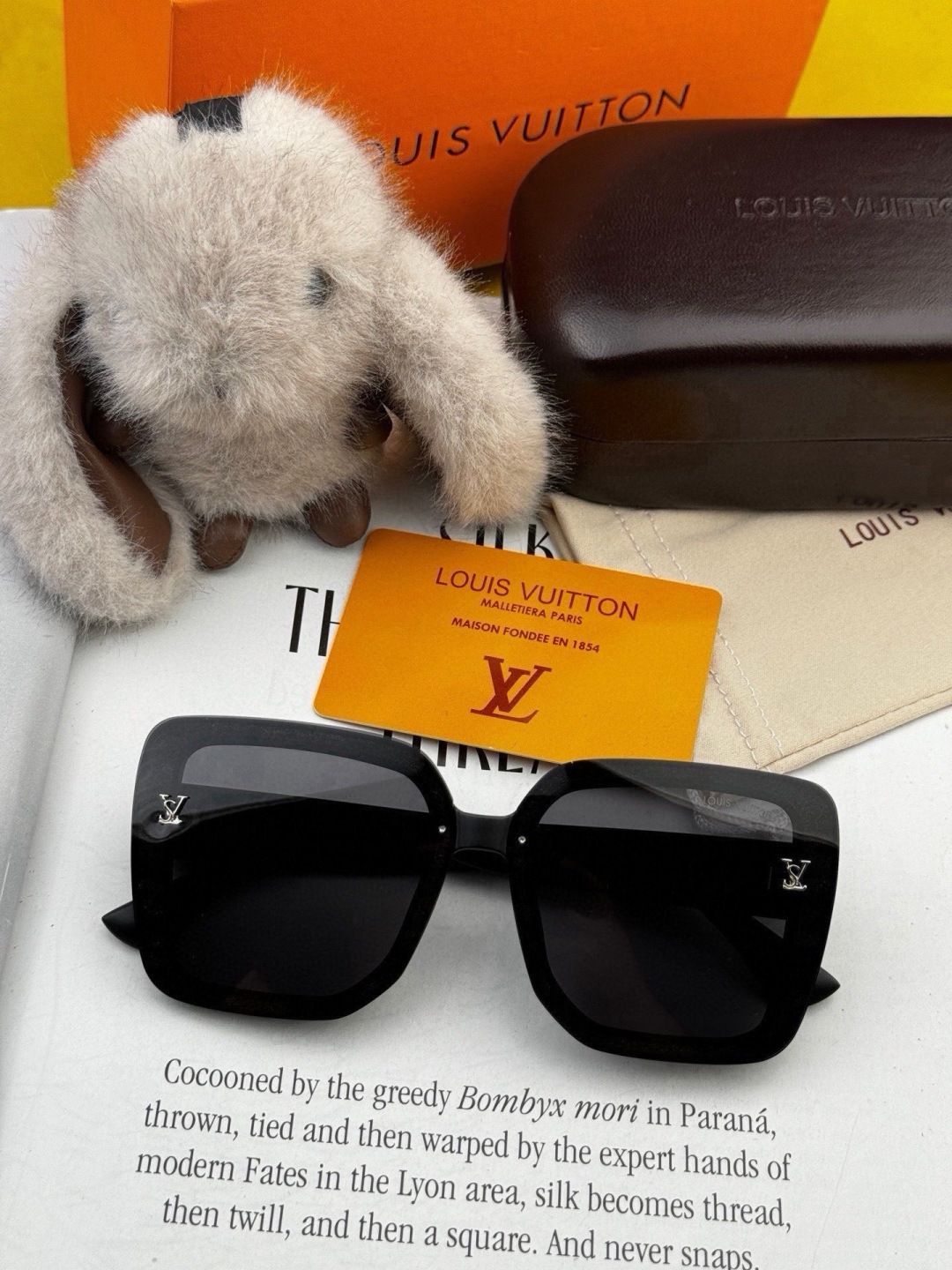 LV 开春新款  潮流爆款 时尚方框太阳镜 高品质 佩戴舒适 网红潮款墨镜 型号L2990