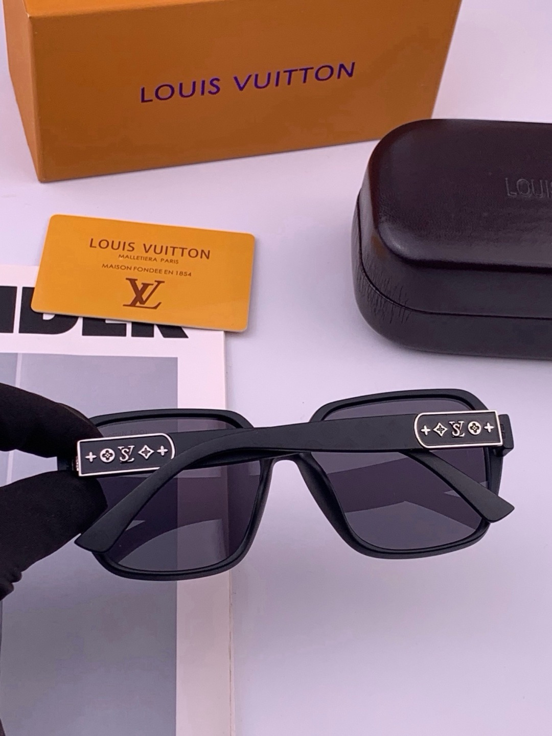 LV 开春新款  潮流爆款 时尚方框太阳镜 高品质 佩戴舒适 网红潮款墨镜 型号L3305