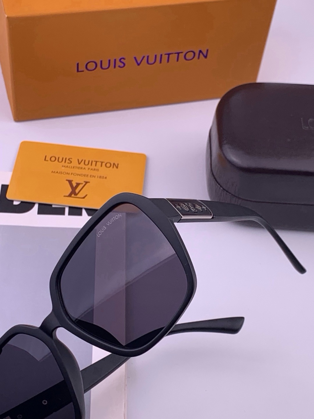 LV 开春新款  潮流爆款 时尚方框太阳镜 高品质 佩戴舒适 网红潮款墨镜 型号L3305