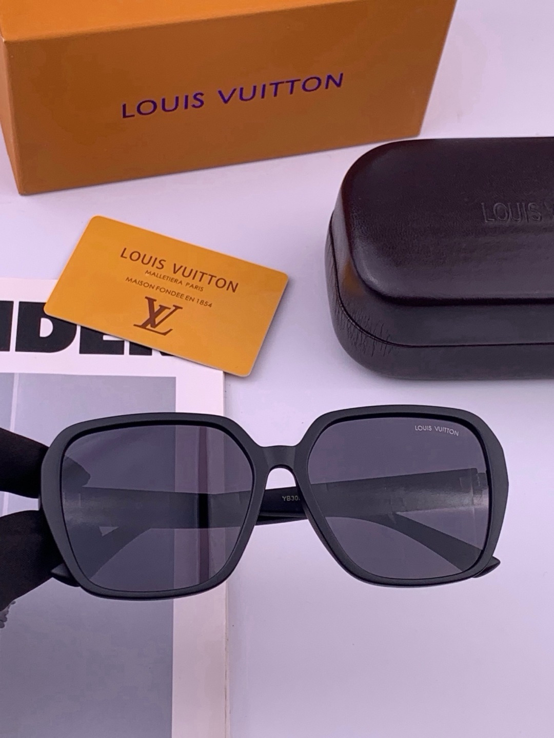 LV 开春新款  潮流爆款 时尚方框太阳镜 高品质 佩戴舒适 网红潮款墨镜 型号L3305