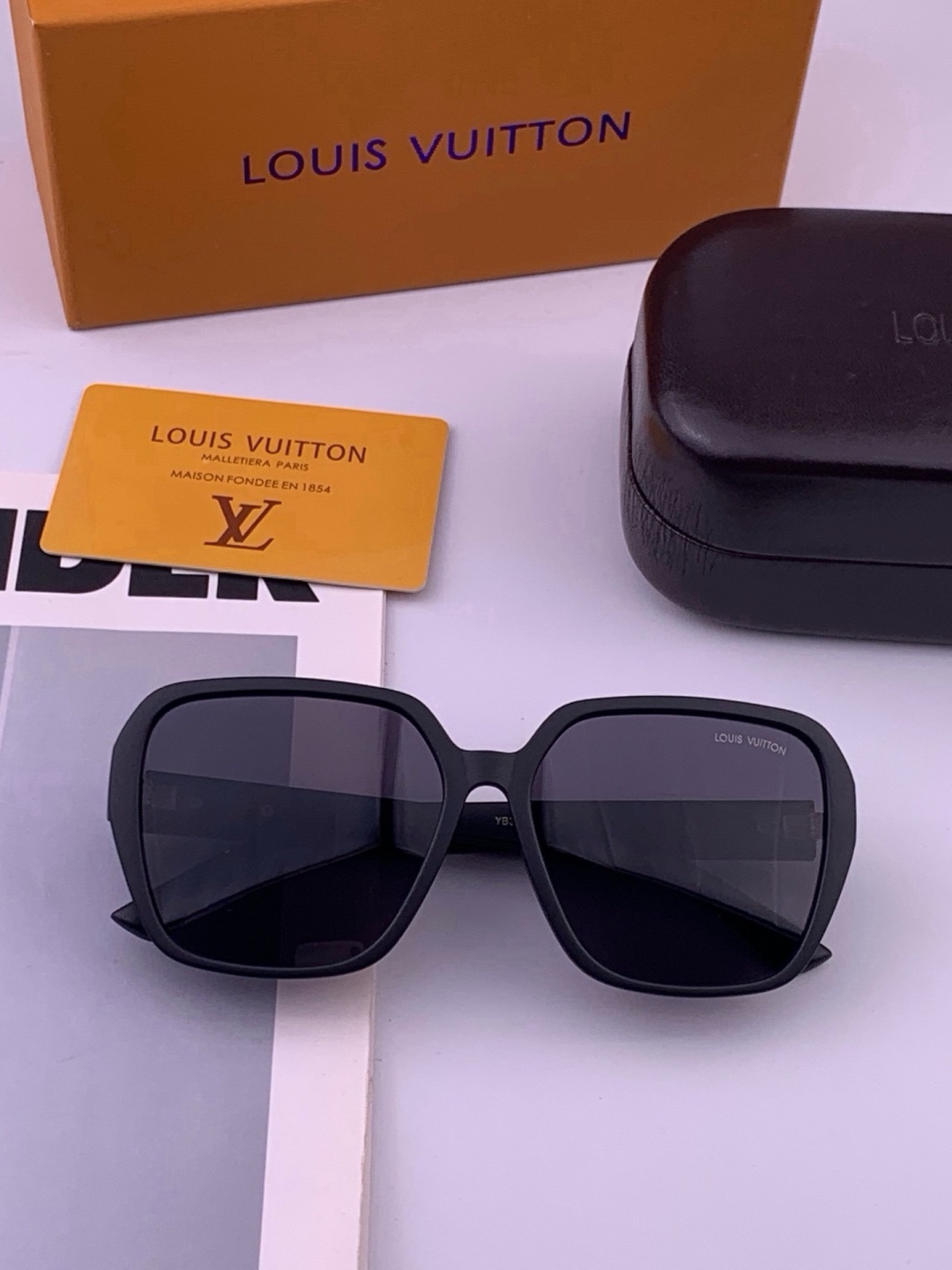 LV 开春新款  潮流爆款 时尚方框太阳镜 高品质 佩戴舒适 网红潮款墨镜 型号L3305